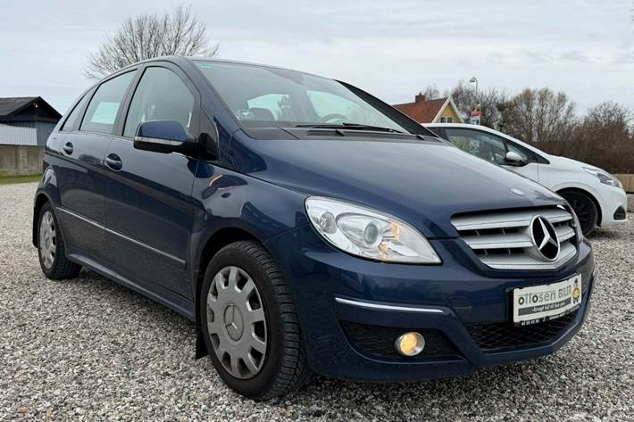 Blå Mercedes B180 fra 2009 set udefra