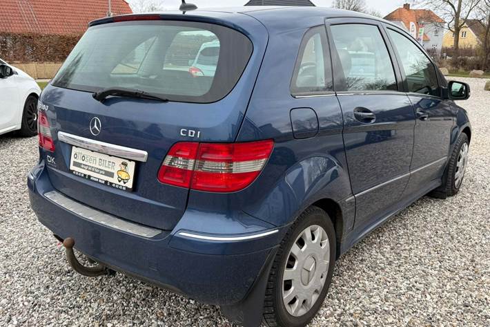 Blå Mercedes B180 fra 2009