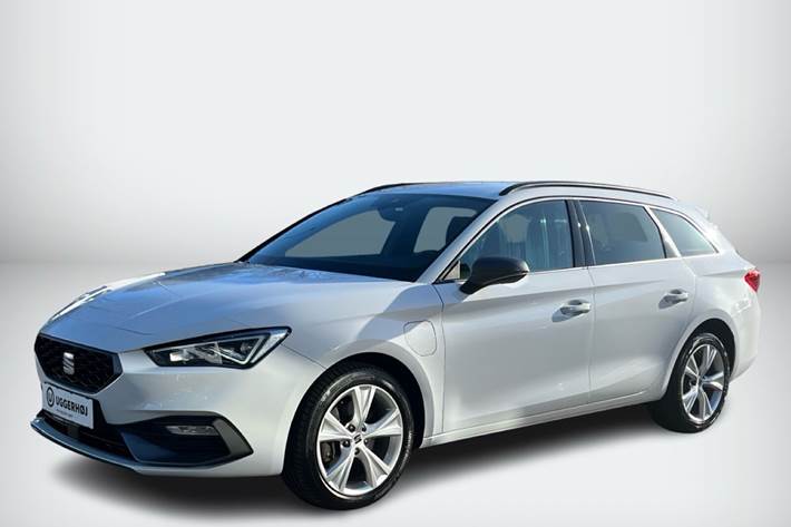 Hvid Seat Leon fra 2023 set udefra