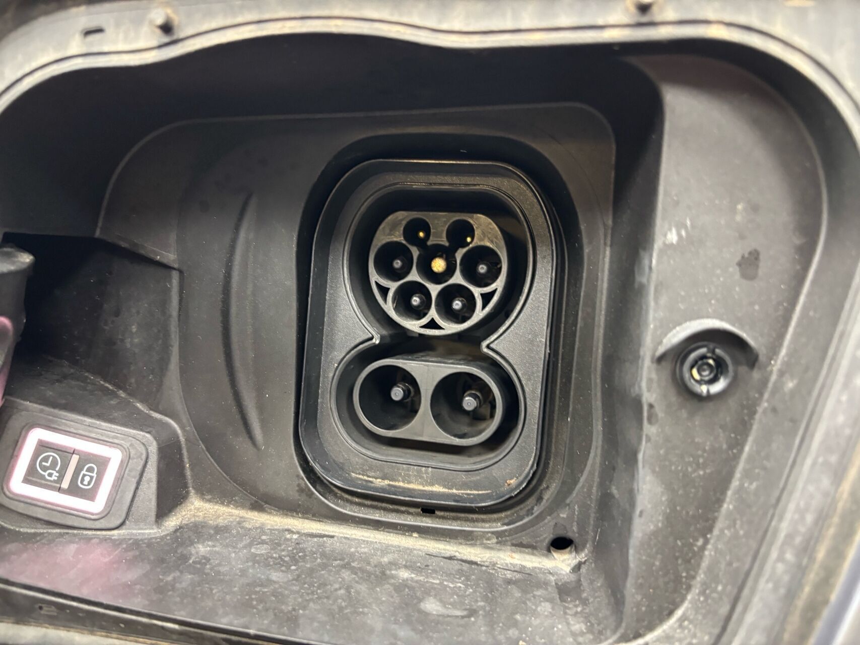 Grå Opel Mokka-e fra 2023