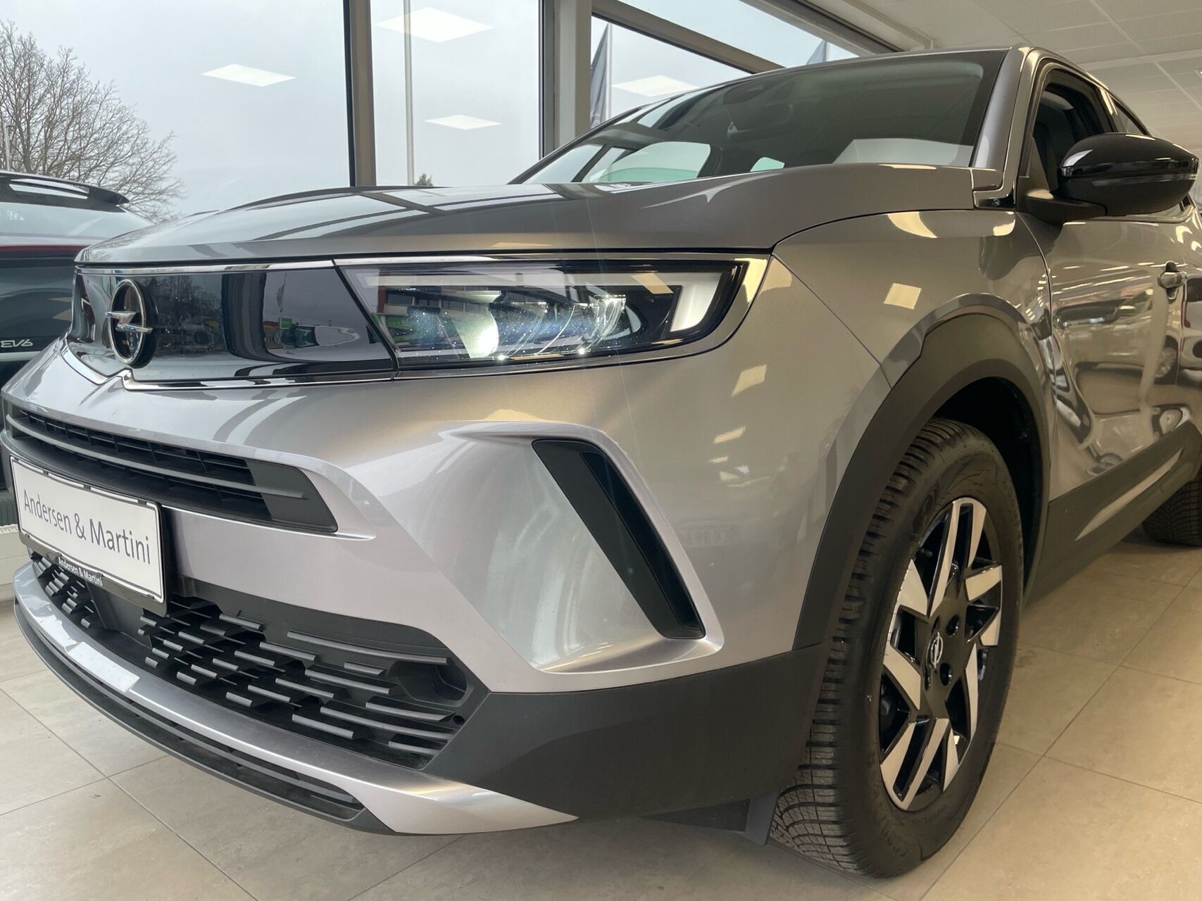 Grå Opel Mokka-e fra 2023