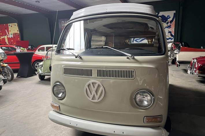 Grå VW T2 fra 1970 set udefra