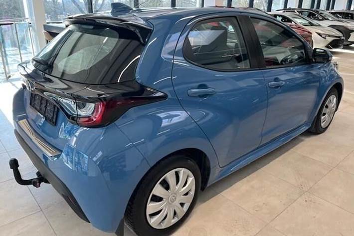Blå Toyota Yaris fra 2021