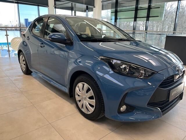 Blå Toyota Yaris fra 2021