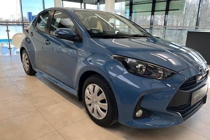 Blå Toyota Yaris fra 2021