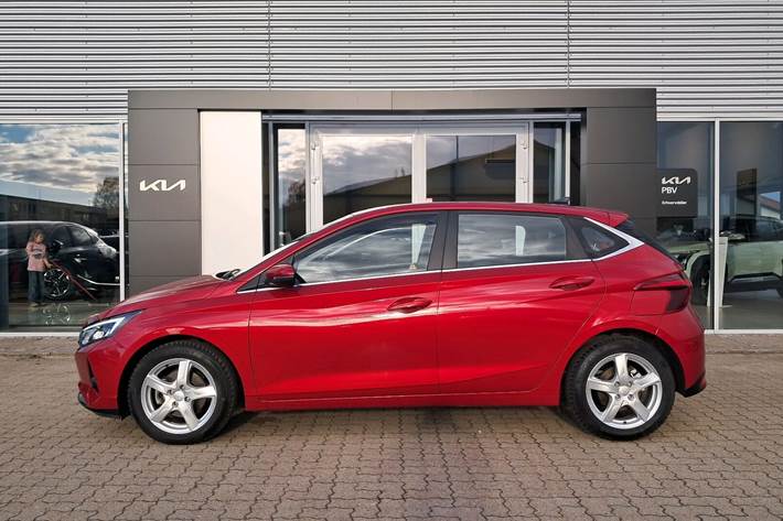 Rød Hyundai i20 fra 2023