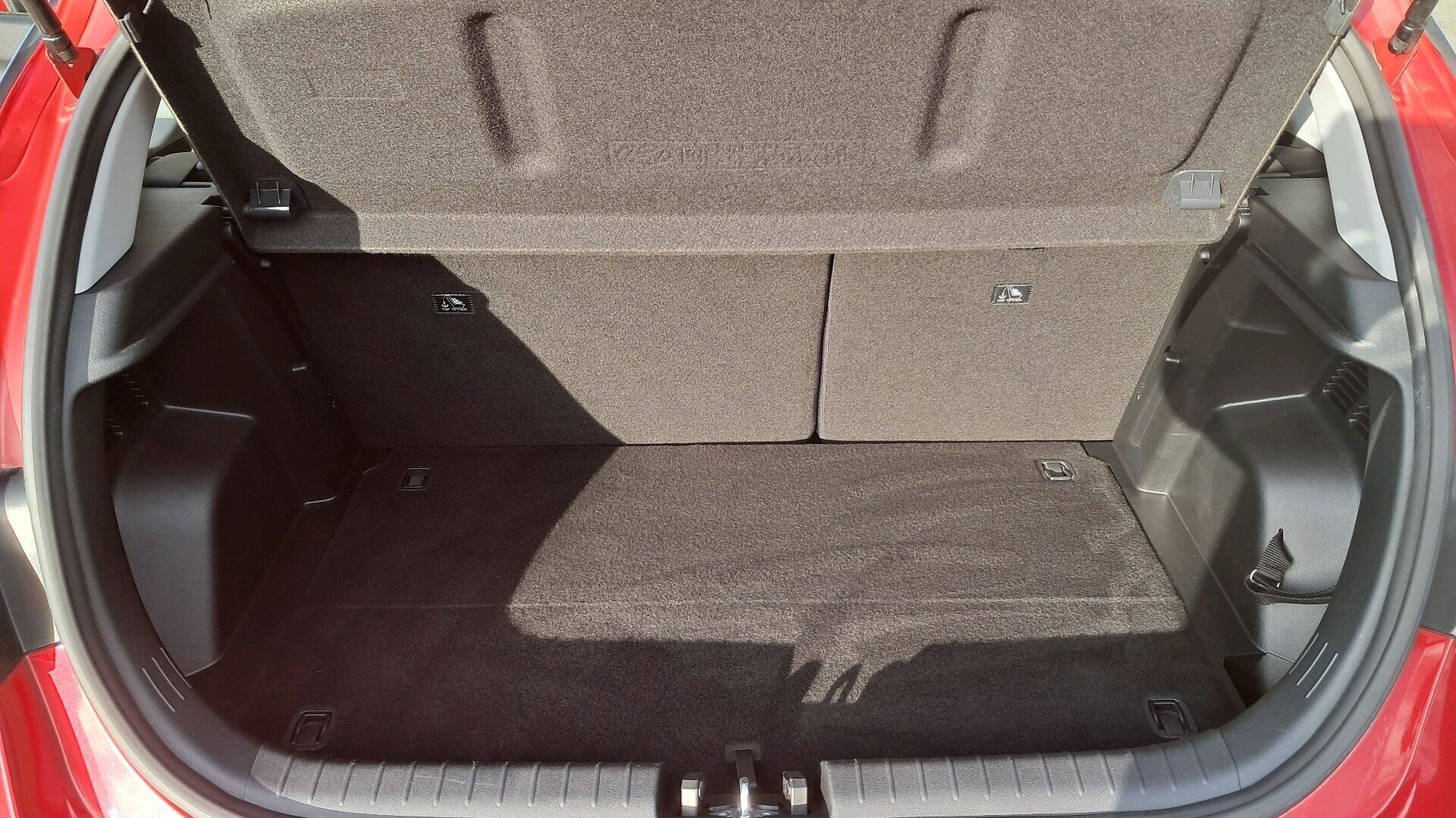 Rød Hyundai i20 fra 2023