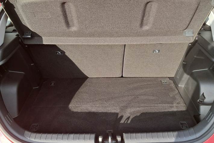 Rød Hyundai i20 fra 2023