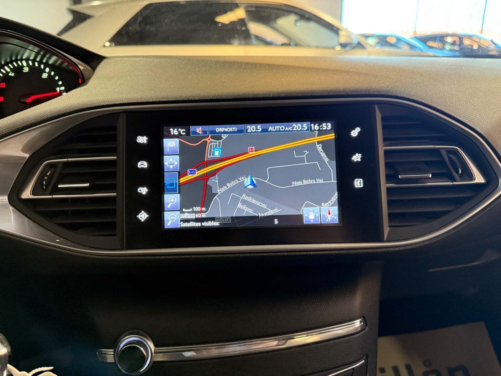 Sort Peugeot 308 fra 2016