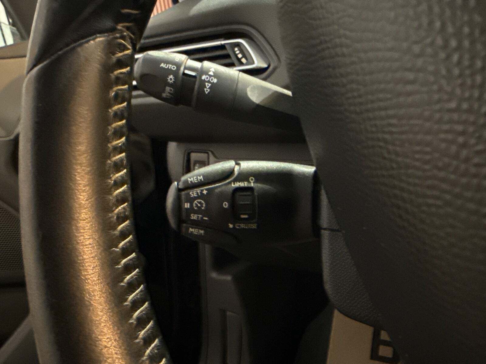 Sort Peugeot 308 fra 2016