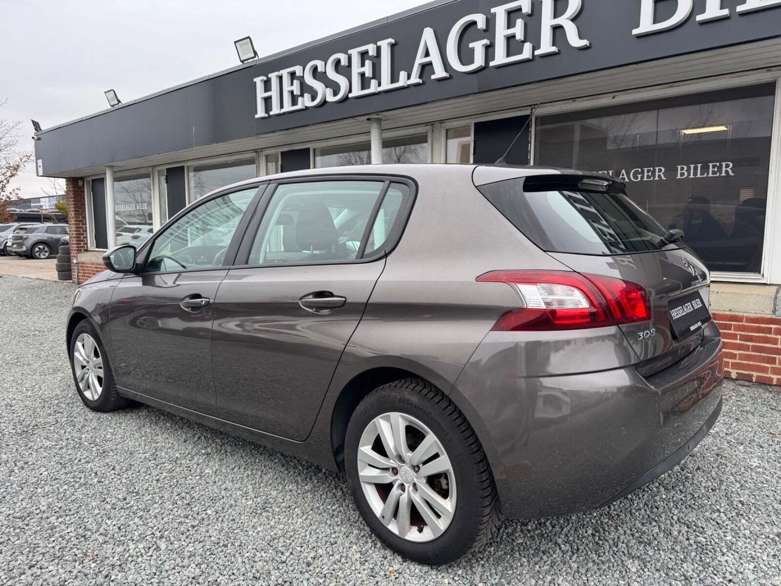 Brun Peugeot 308 fra 2015