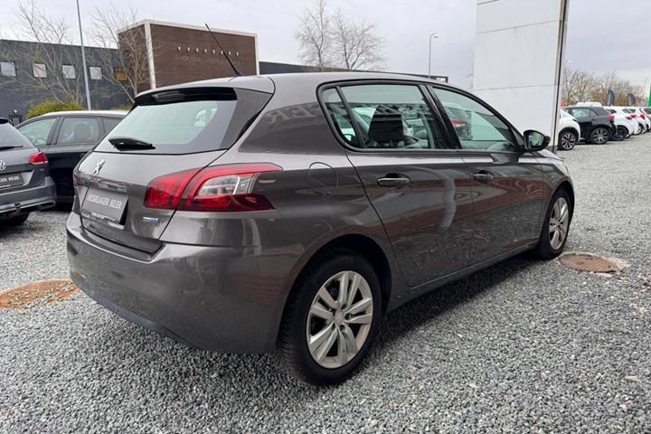Brun Peugeot 308 fra 2015
