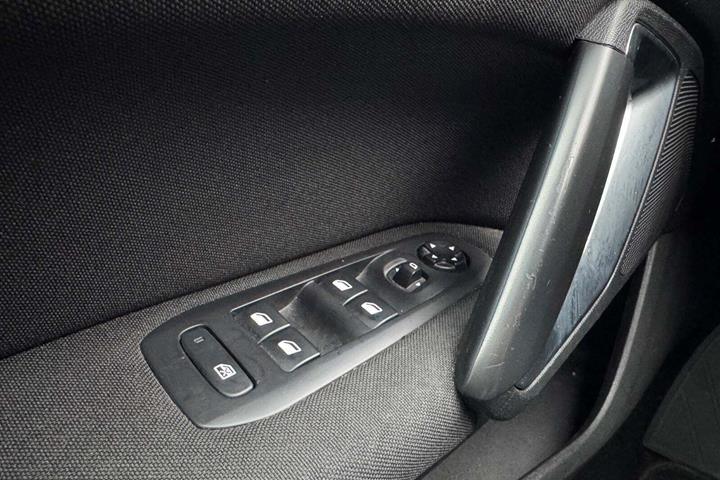 Brun Peugeot 308 fra 2015