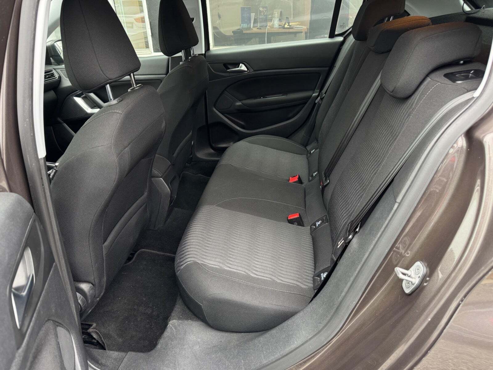 Brun Peugeot 308 fra 2015
