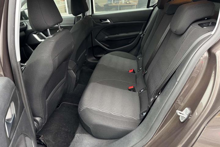 Brun Peugeot 308 fra 2015