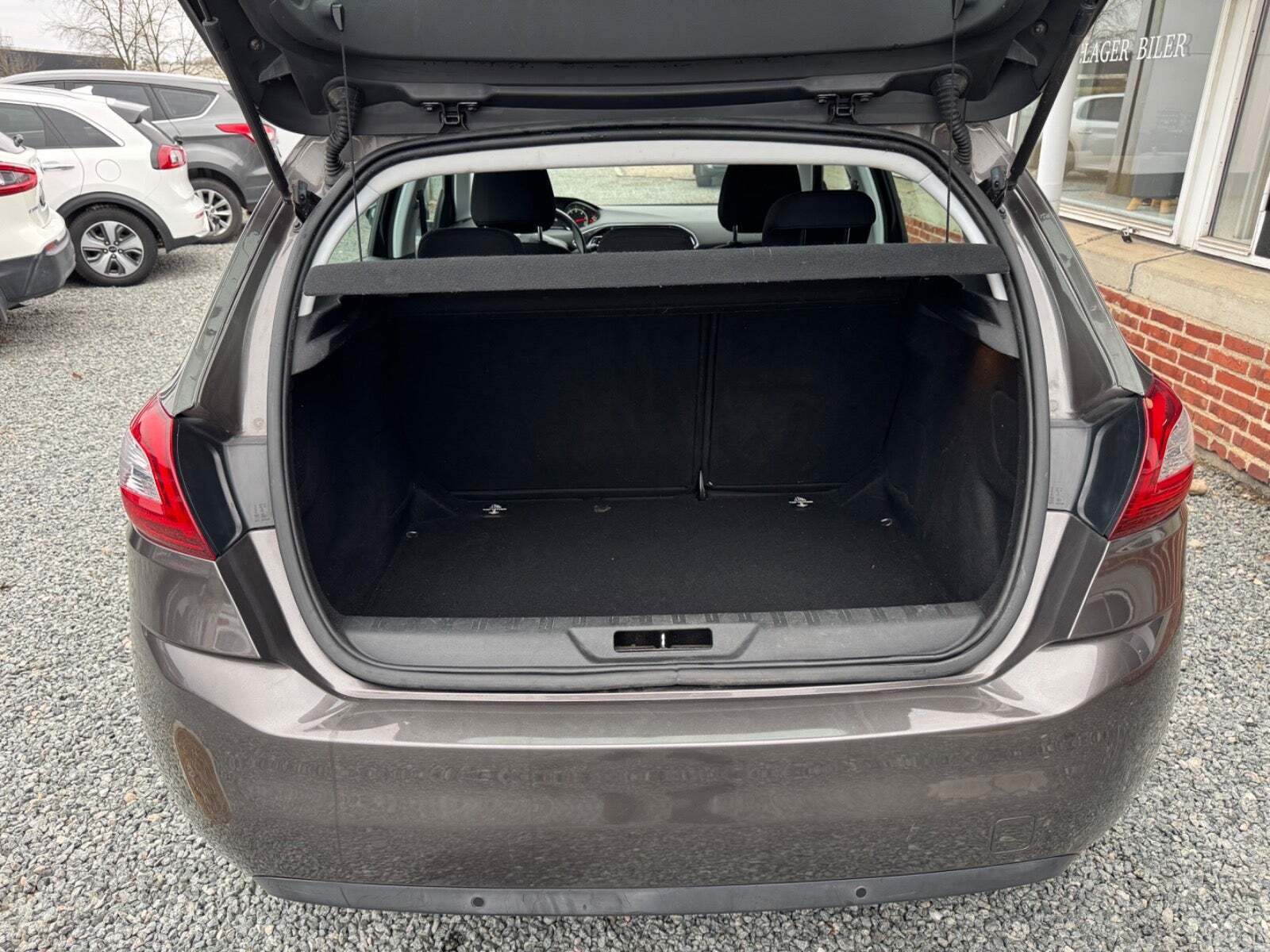 Brun Peugeot 308 fra 2015