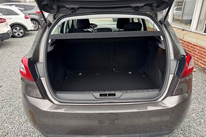 Brun Peugeot 308 fra 2015