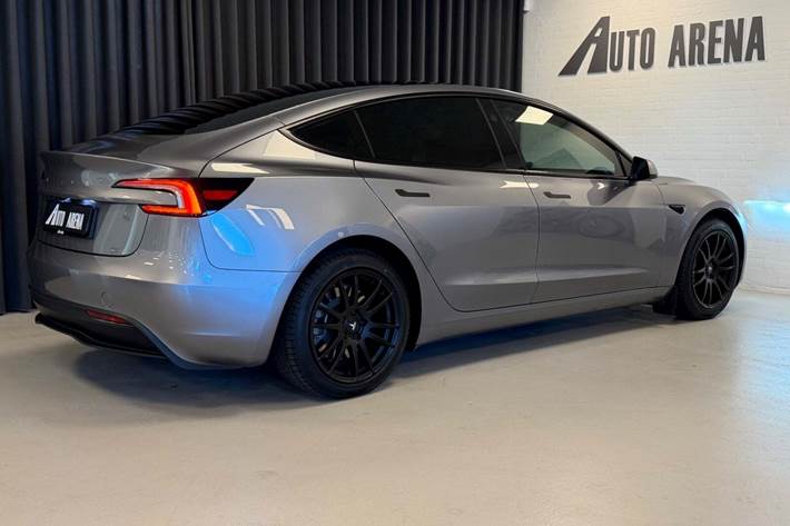 Grå Tesla Model 3 fra 2025