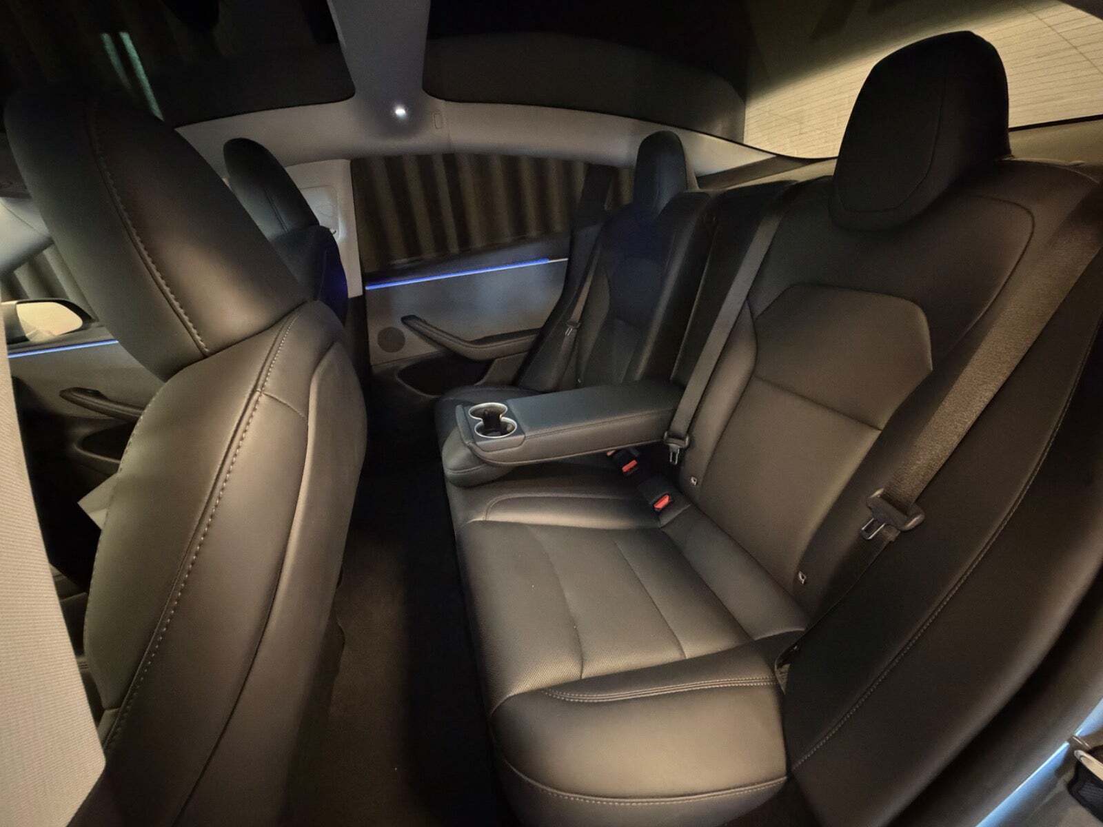 Grå Tesla Model 3 fra 2025