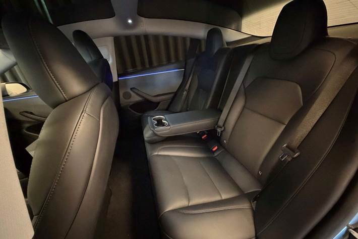 Grå Tesla Model 3 fra 2025