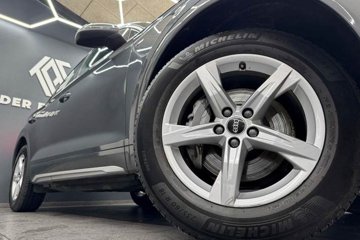 Grå Audi Q5 fra 2023