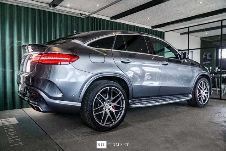 Grå Mercedes GLE63 fra 2017