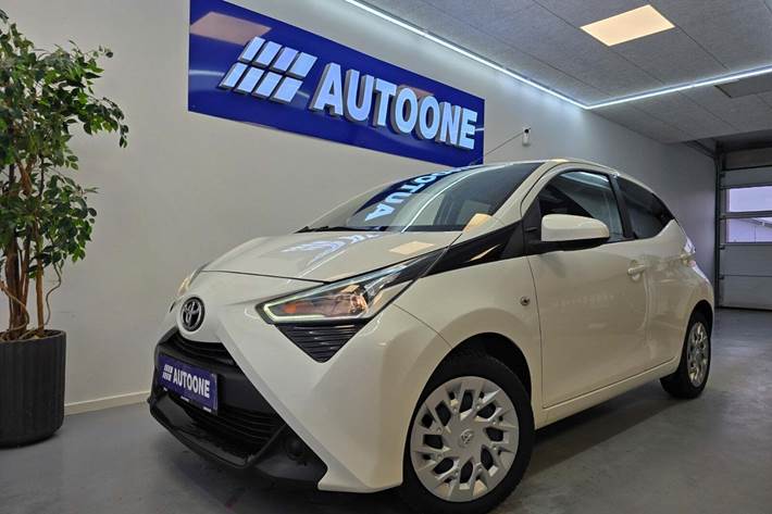 Hvid Toyota Aygo fra 2019 set udefra
