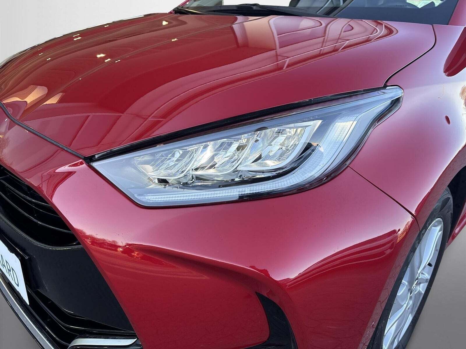 Rød Mazda 2 fra 2022