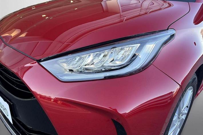 Rød Mazda 2 fra 2022