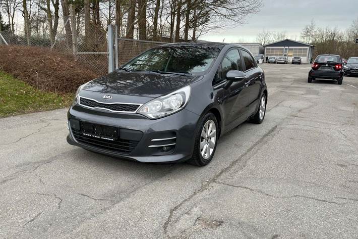 Grå Kia Rio fra 2015