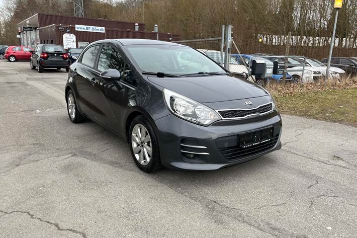 Grå Kia Rio fra 2015