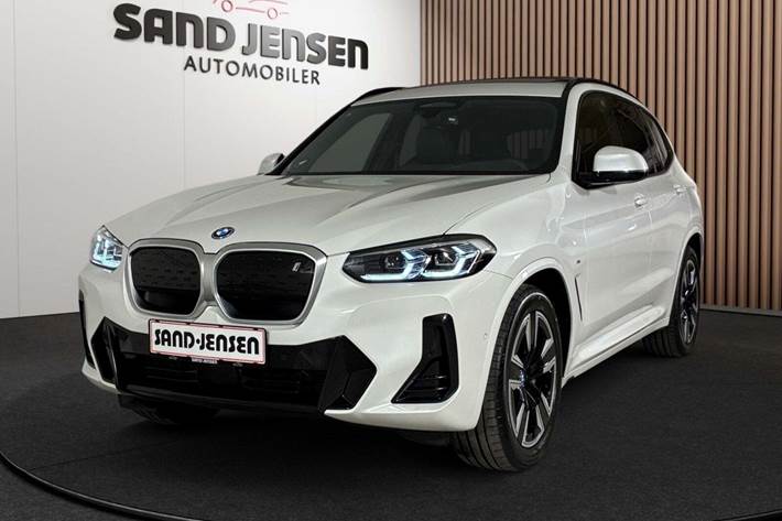 Hvid BMW iX3 fra 2024 set udefra