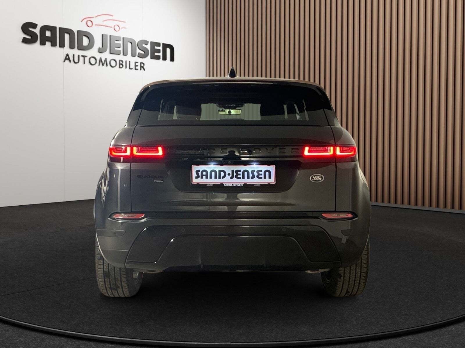 Grå Land Rover Range Rover evoque fra 2023 set udefra