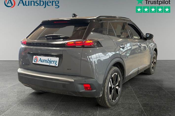 Grå Peugeot e-2008 fra 2023