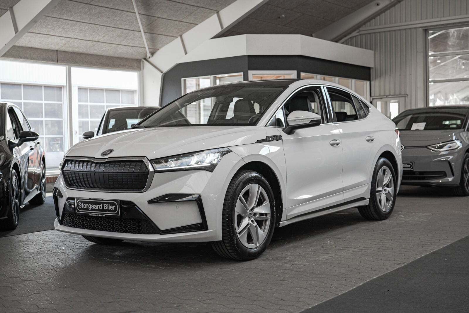 Hvid Skoda Enyaq fra 2023