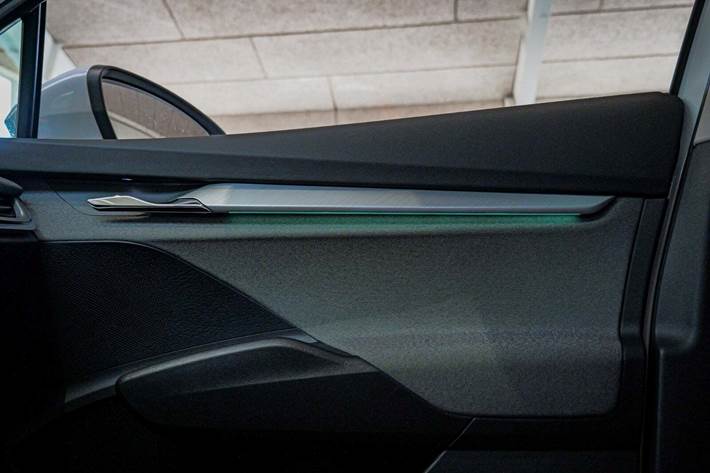 Hvid Skoda Enyaq fra 2023