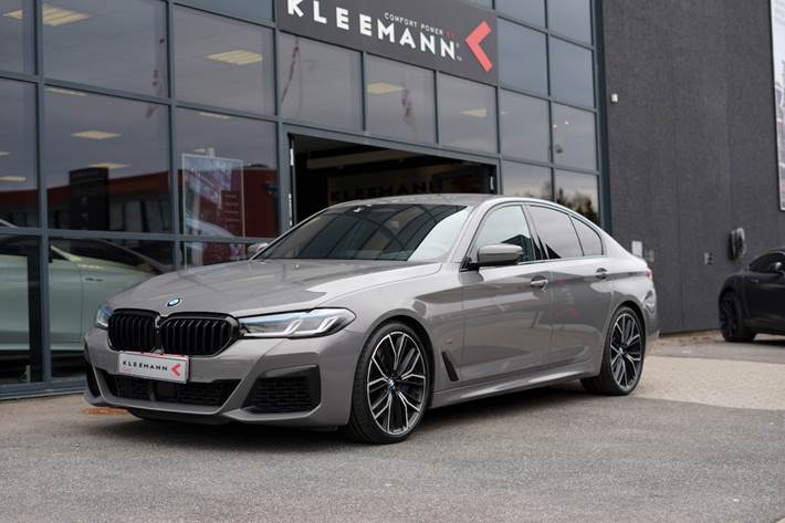 Grå BMW M550i fra 2020