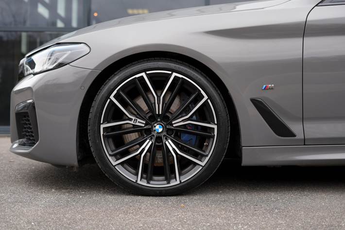 Grå BMW M550i fra 2020