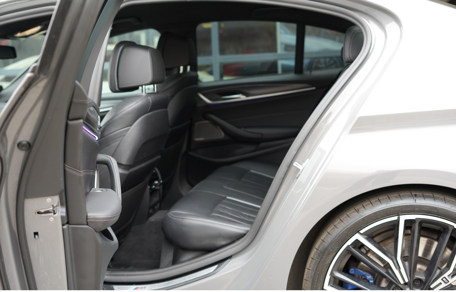 Grå BMW M550i fra 2020