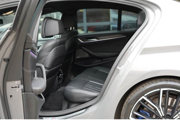 Grå BMW M550i fra 2020