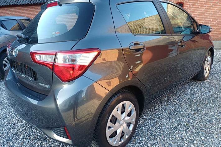 Grå Toyota Yaris fra 2019
