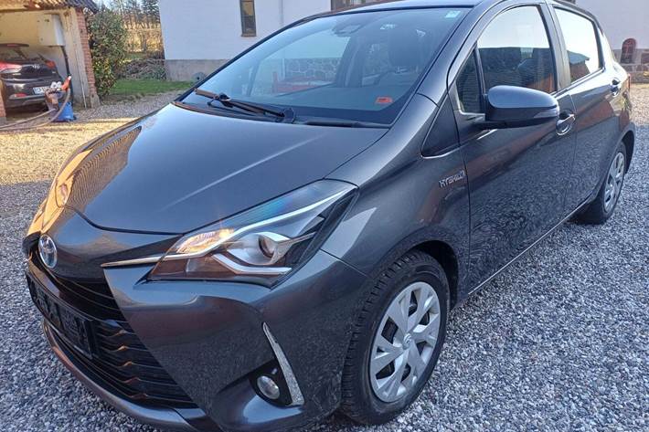 Grå Toyota Yaris fra 2019