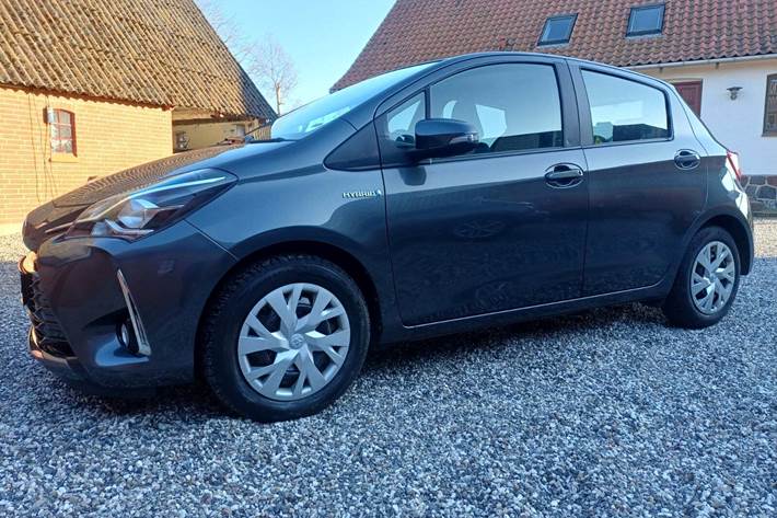 Grå Toyota Yaris fra 2019