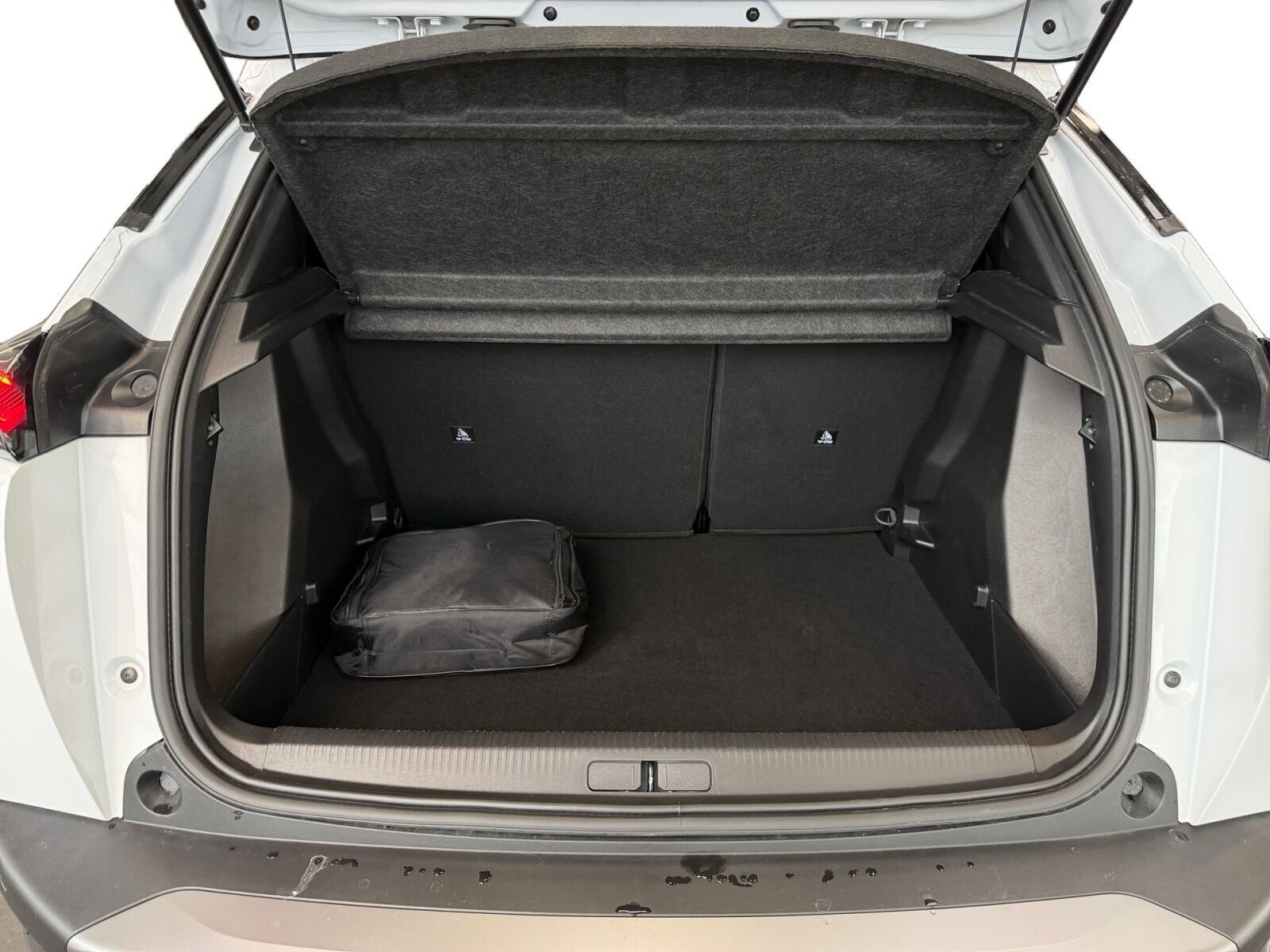 Grå Peugeot e-2008 fra 2025