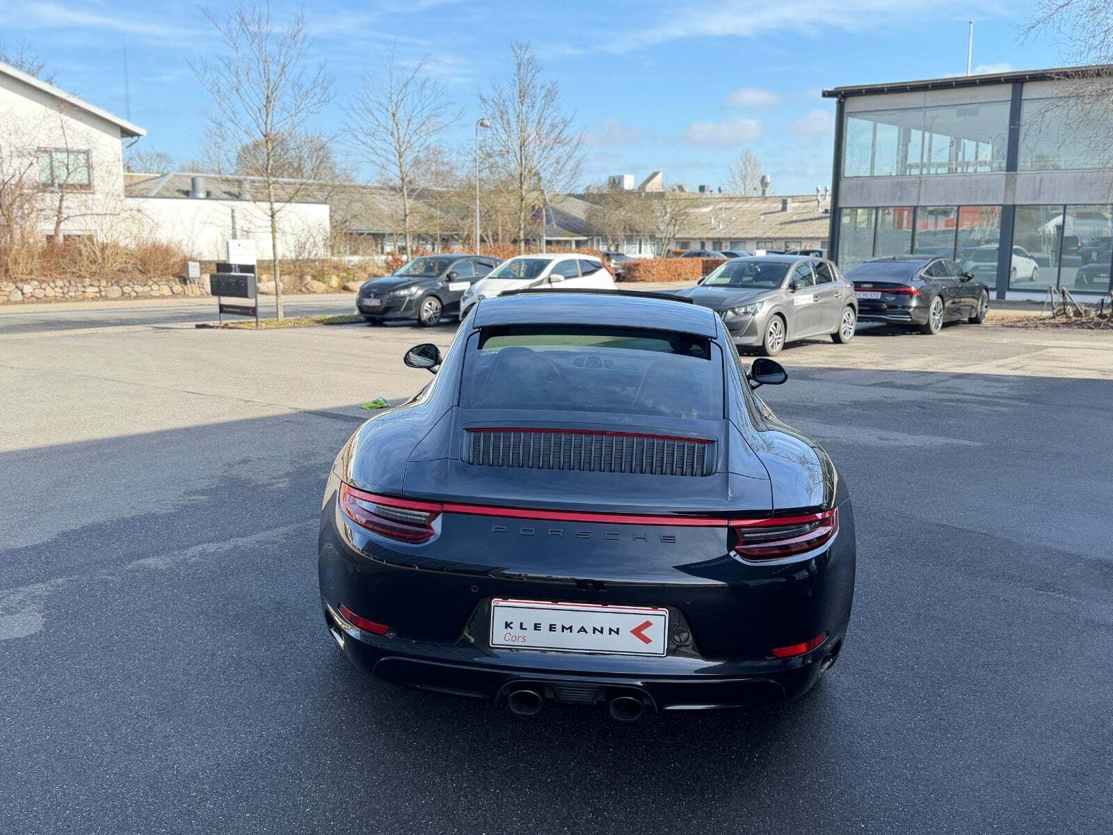 Sort Porsche 911 Carrera 4 GTS fra 2017