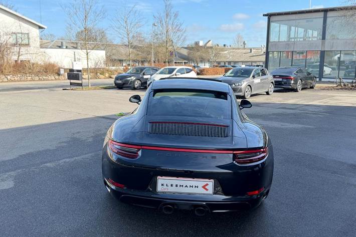 Sort Porsche 911 Carrera 4 GTS fra 2017