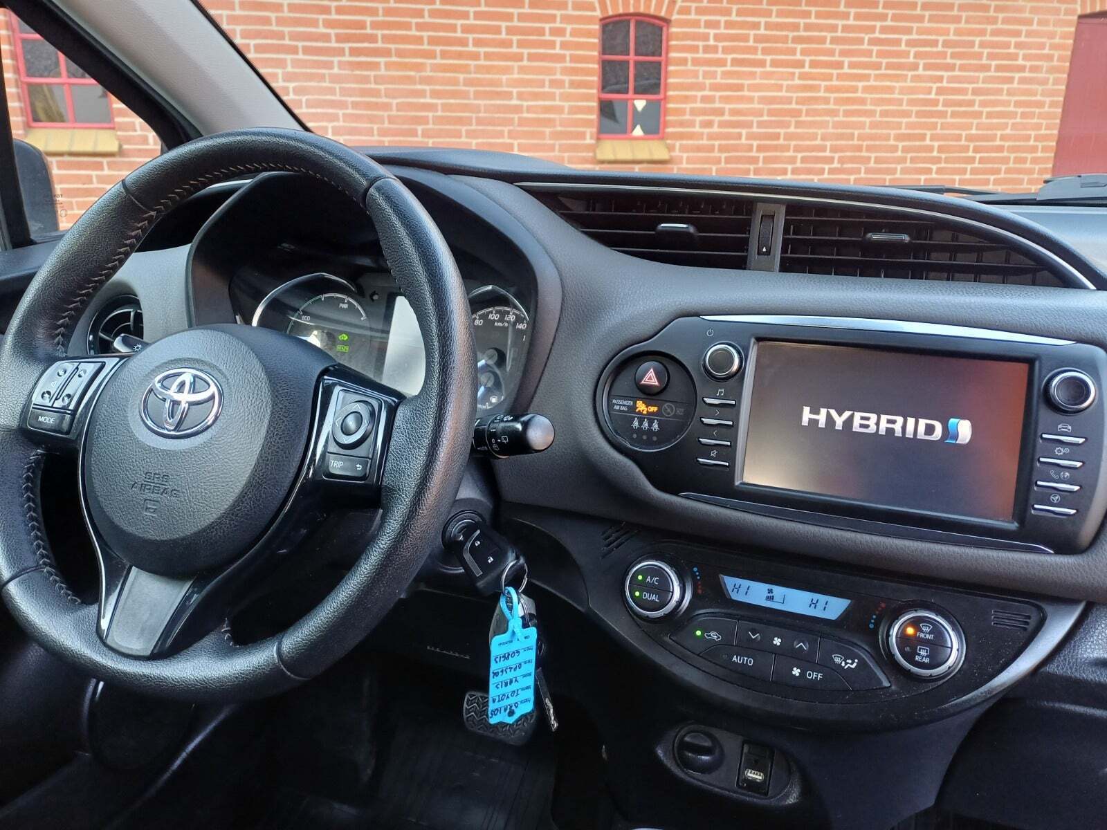 Grå Toyota Yaris fra 2019