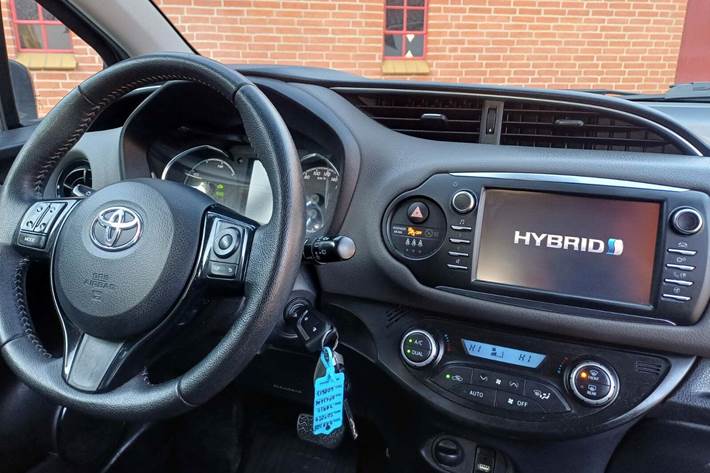 Grå Toyota Yaris fra 2019