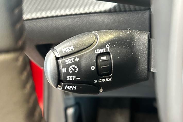 Rød Peugeot e-208 fra 2025