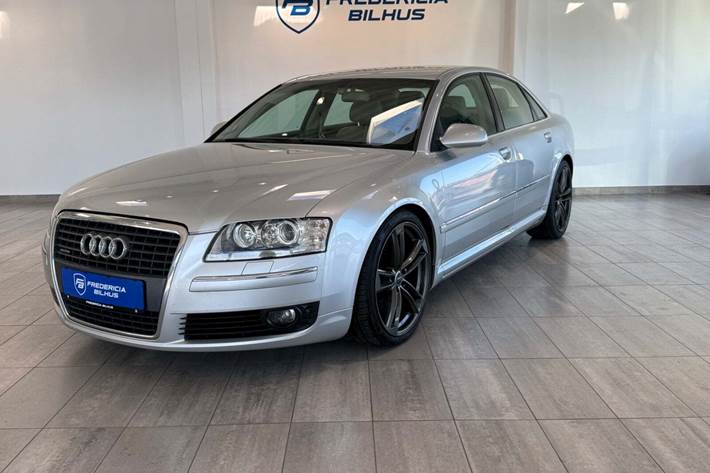 Grå Audi A8 fra 2003